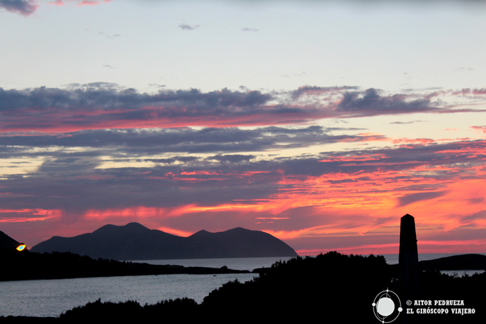 Atardecer en Islares con la "Ballena" de Sonabia al fondo